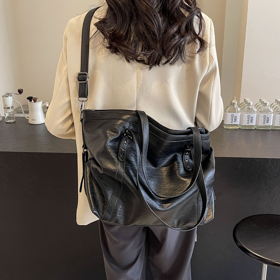 Kadınlar için Büyük Siyah Omuz - Luxury Bags 2026 incelemesi ve fiyatı