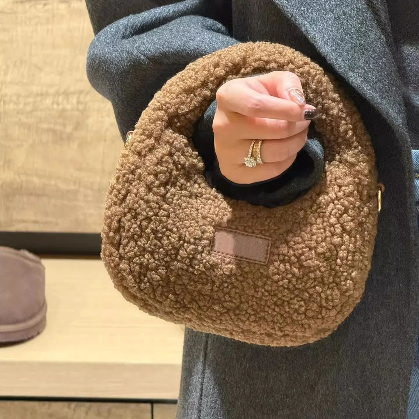 Yarım Ay Tasarım Kuzu Yünü El  - Half Moon Bag Suede incelemesi ve fiyatı